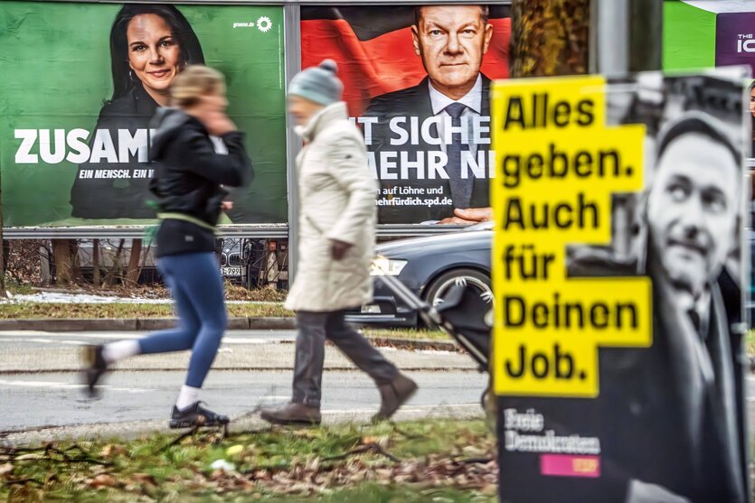 Wahlplakate der Ampelparteien und Passantinnen