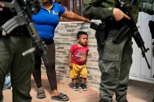 Polizisten bewachen in Catatumbo eine Schule, in der Flüchtlinge untergebracht sind, die vor den jüngsten Kämpfen flohen