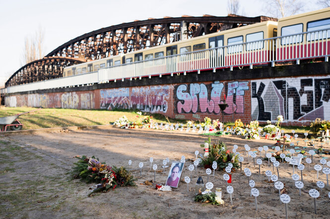 Unter der S-Bahn ein Friedhof mit vielen Urnengräbern