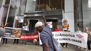 Klimaaktivisten protestieren vor einer Bank