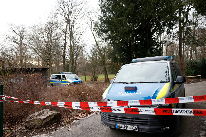 Polizeiautos hinter einer Polizeiabsperrung