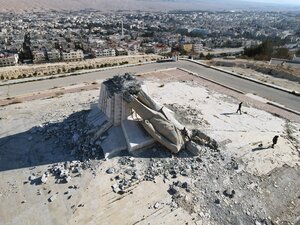 Eine gestürzte Statue auf einem großen Platz