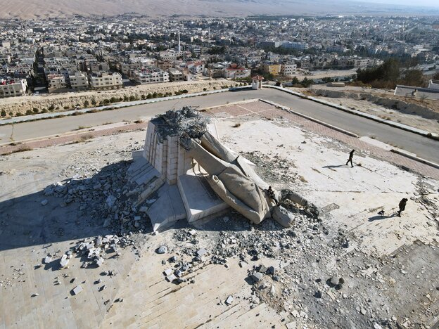 Eine gestürzte Statue auf einem großen Platz