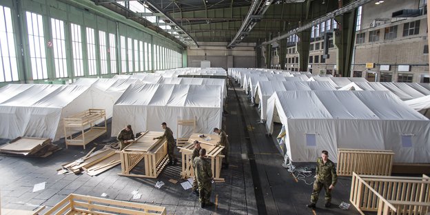 Zelte im Ex-Flughafen Tempelhof