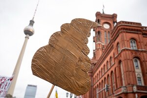 Teilnehmer laufen auf der Demonstration des Bündnisses «#Unkürzbar!» gegen Sparpläne des Berliner Senats mit einem Kackehaufen aus Pappe am Fernsehturm und dem Roten Rathaus vorbei.