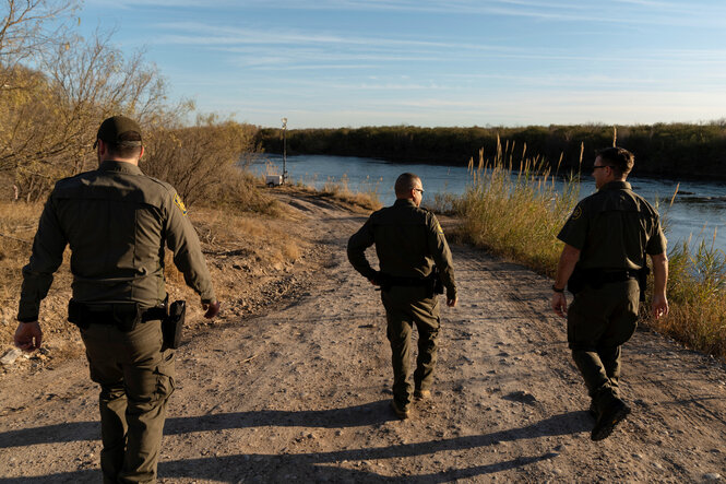 US-Grenzer patrouillieren zu Fuß am Rio Grande , dem Grenzfluss zu Mexiko, am 22. Januar