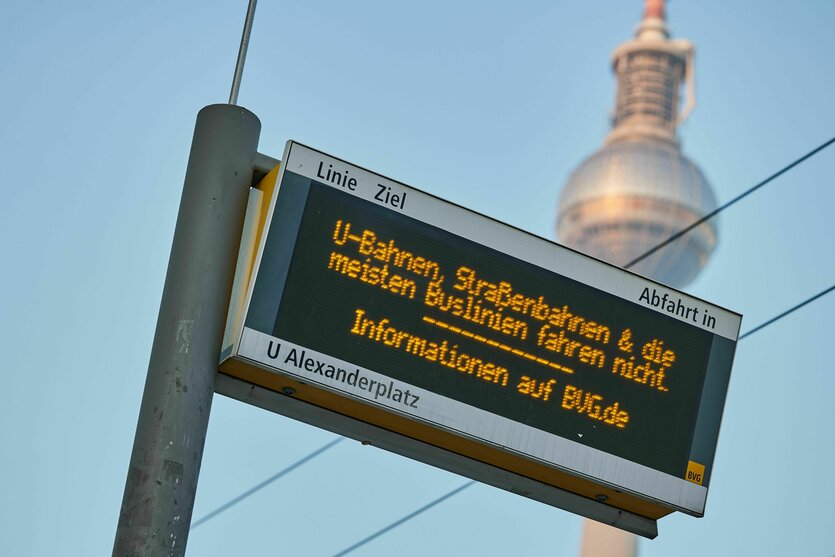 Das Bild zeigt einen Fahrplananzeiger der BVG mit einem Streikhinweis.