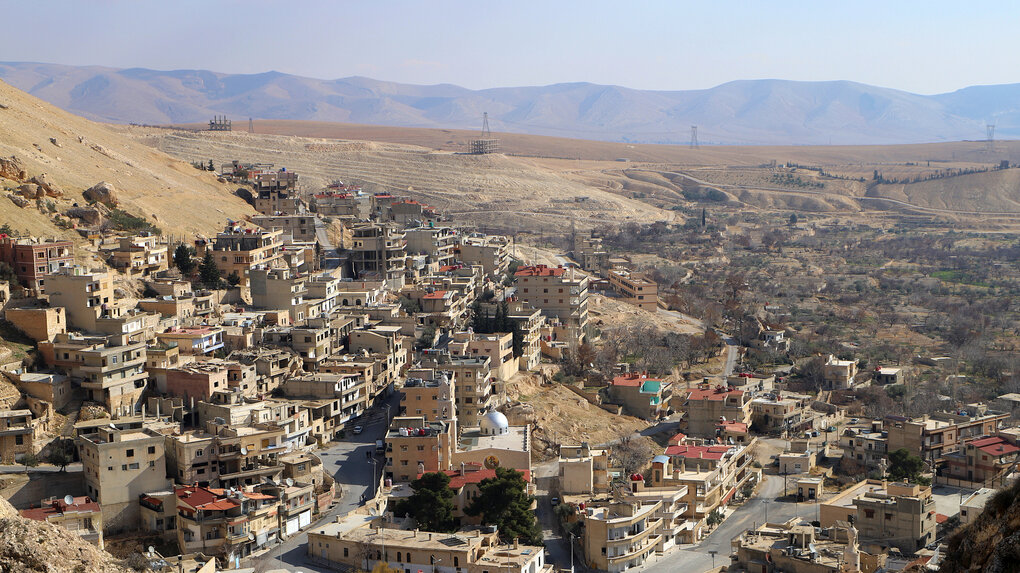 Ein Ort in einer Berglandschaft in Syrien