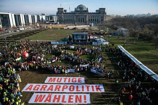 Luftaufnahme, Menschen bilden ein Wahlkreuz auf der Reichstagswiese hinter Bannern mit der Aufschrift "Mutige Agrarpolitik Wählen!".