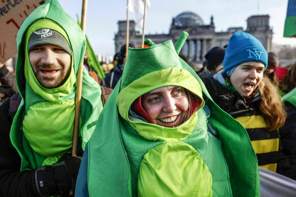 Demonstrantinnen tragen Tierkostüme für artgerechte Tierhaltung und Beendigung des Tierleids