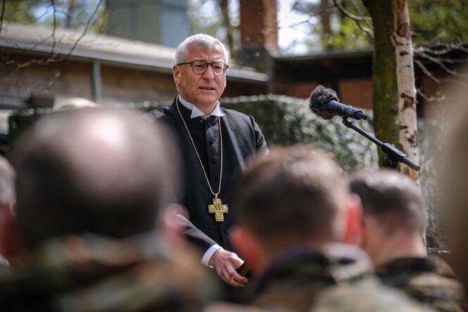 Bernhard Felmberg predigt vor Soldaten der Bundeswehr