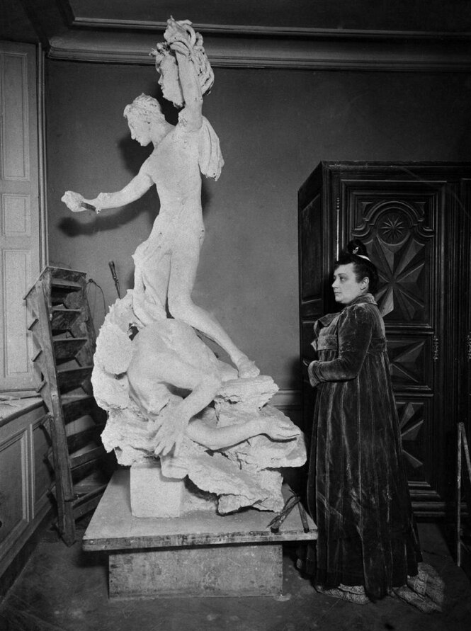 Camille Claudel neben dem Gips ihrer monumentalen Statue Persée