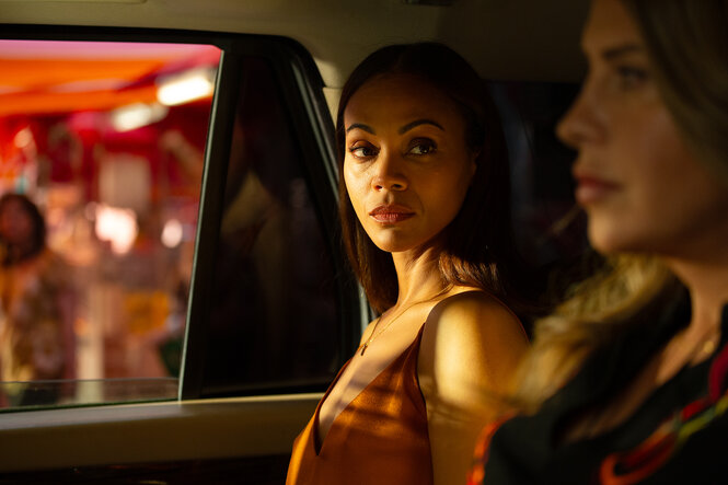 Die Anwältin Rita (Zoe Saldana) und ihre Klientin Emilia Pérez (Karla Sofía Gascón) sitzen in einem Auto.