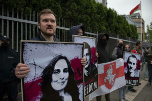 Demonstranten halten Porträts von belarussischen politischen Gefangenen während einer Solidaritätskundgebung