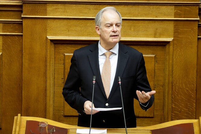 Konstantinos Tasoulas spricht im Parlament