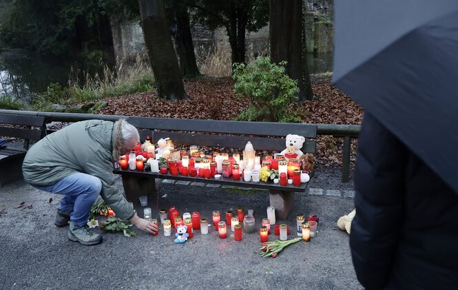 Blumen und Kerzen an einem Tatort