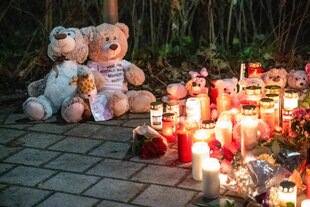 Teddybären und Kerzen im Park Schöntal in Aschaffenburg.