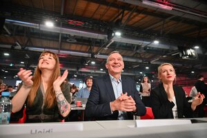 Heidi Reichinnek, Jan van Aken und Ines Schwerdtner auf dem Parteitag der LINKEN, sie freuen sich klatschen und jubelieren.