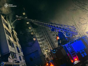 Rettungskräfte vor zerstörtem Hochhaus in Kyjiw