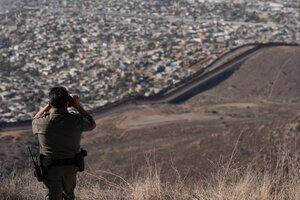 Ein Grenzschutzbeamter beobachtet die Grenze zwischen den USA und Mexiko