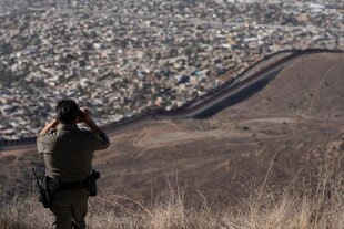 Ein Grenzschutzbeamter beobachtet die Grenze zwischen den USA und Mexiko