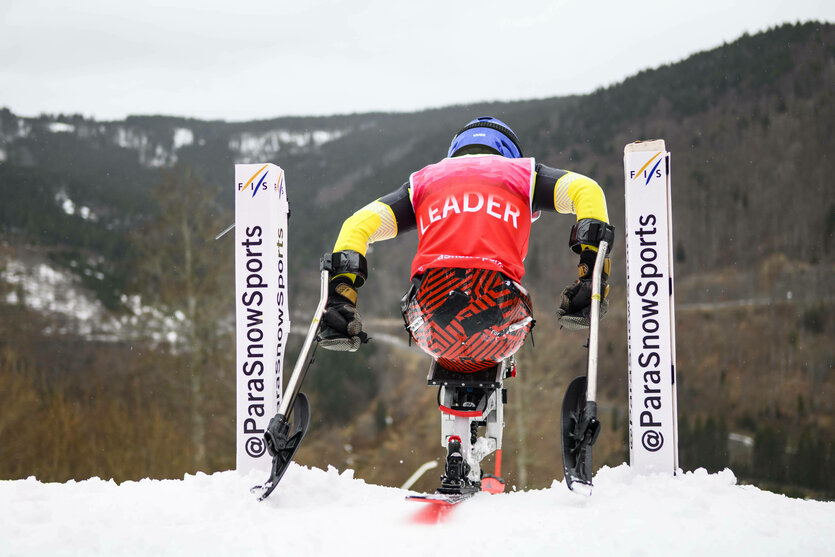 Anna-Lena Forster zu Beginn einer Ski-Abfahrt