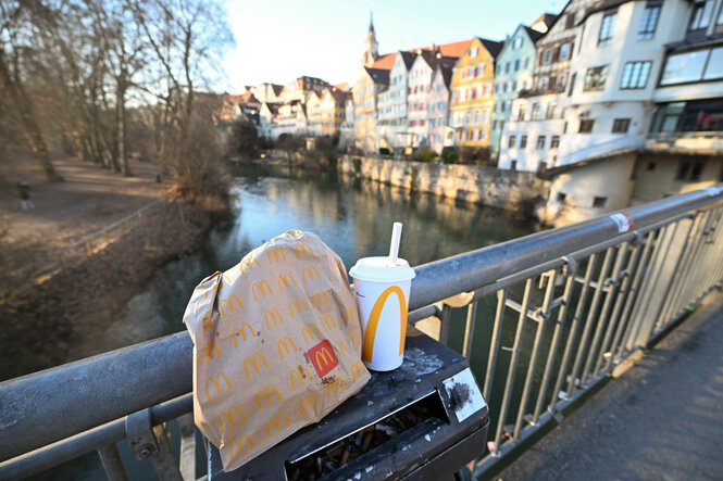 Müll auf der Tübinger Neckarbrücke