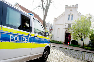 Ein Polizeiwagen steht vor der Synagoge in Oldenburg