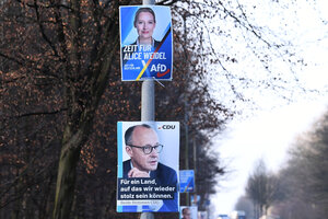 Zwei Wahlplakate zeigen oben Alice Weidel von der Afd und unten Friedrich Merz von der Cdu