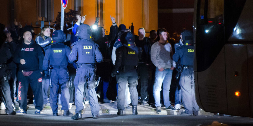 Polizisten und rechte Demonstranten in Freiberg.