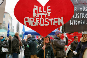 Friedensaktivistin mit einem Schild mit der Aufschrift 