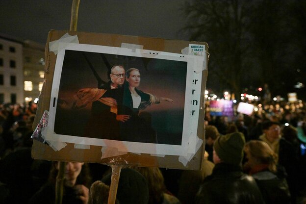 Ein Demo-Plakat, das dem Cover des Films „Titanic“ nachempfunden ist, zeigt Friedrich Merz, der Alice Weidel von hinten umarmt