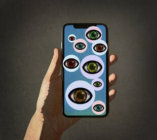 Auf der Illustration ist einen Hand zu sehen, die ein Handy hält. Auf diesem sind viele Augen abgebildet