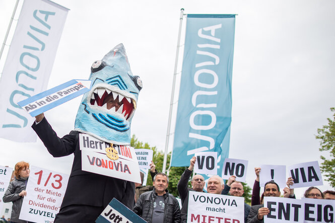 Protestaktion mit einem Hai-Kostüm vor Vonovia