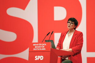 SPD-Chefin steht an einem Redepult