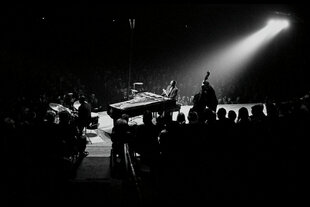 Das Erroll Garner Trio bei einem Konzert in Schwarzweiß.