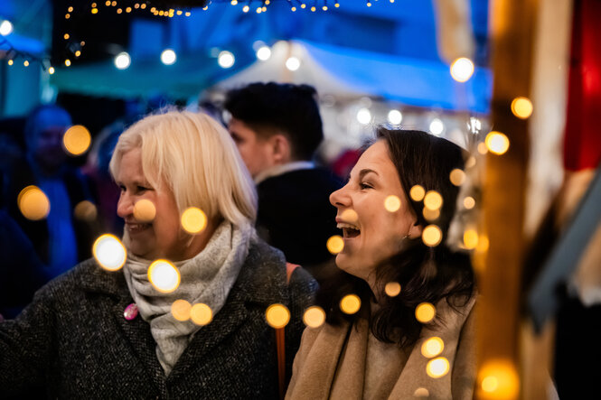 Das Foto zeigt die Grünen-Bürgrmeisterkandidatin Alexandra Pichl und ihre Parteifreundin Annalena Baerbock, die Bundesaußenministerin