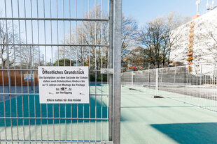 Eine Schule in Hamburg, ein Zaun vor dem Sportplatz