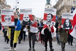 Menschen halten Plakate mit den Konterfeis Oppositioneller aus Belarus