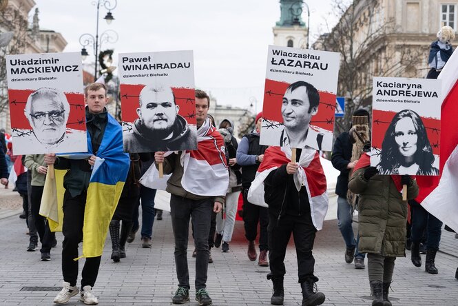 Menschen halten Plakate mit den Konterfeis Oppositioneller aus Belarus