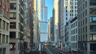 Eine Häuserschlucht in Chicago, mit Trump Tower im Hintergrund