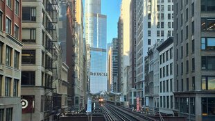 Eine Häuserschlucht in Chicago, mit Trump Tower im Hintergrund