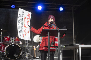 Lisa Pöttinger auf der Bühne mit Schild.