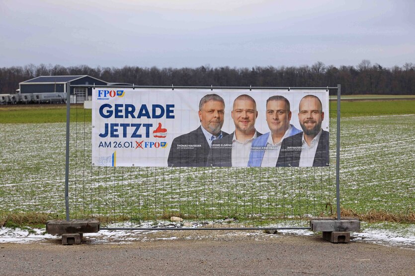 Wahlplakat in niederösterreichischer Landschaft