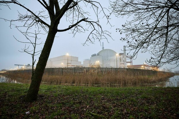 Blick auf das stillgelegte Atomkraftwerk Brokdorf