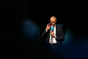 Friedrich Merz spricht in ein Mikrofon