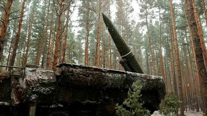 An unbekanntem Ort in der Ukraine steht ein mobiles Iskander-Raketensystem der russischen Streitkräfte in einem Wald