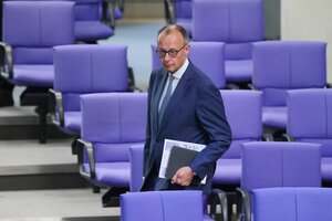 Friedrich Merz zwishen Stuhlreihen im Deutschen Bundestag