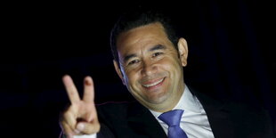 Jimmy Morales macht das Victory-Zeichen