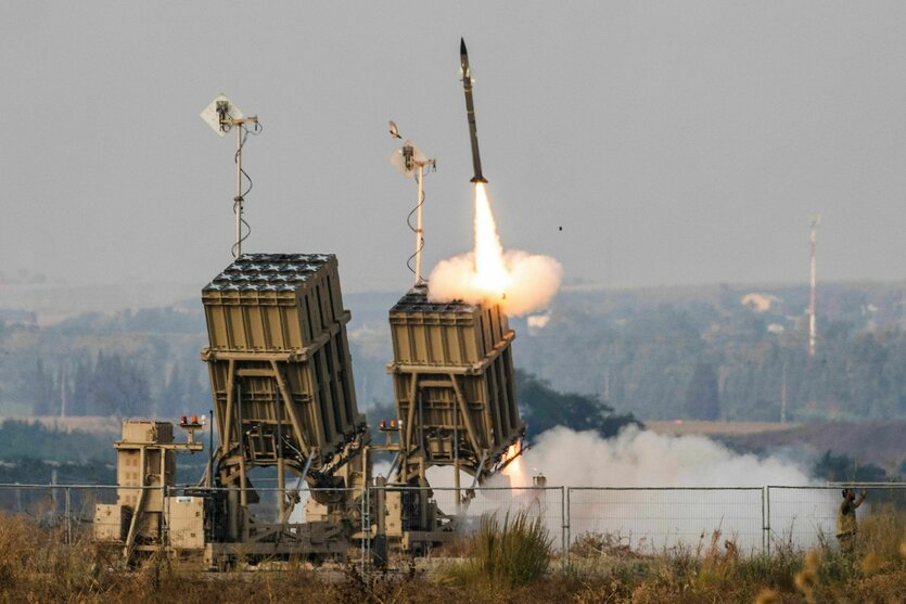 Das Iron-Dome-Raketenabwehrsystem feuert eine Abfangrakete ab